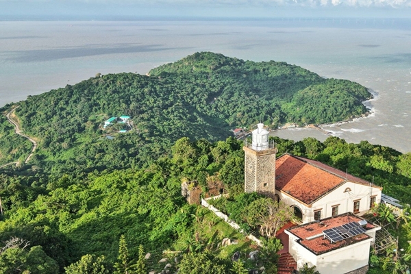 Hòn Khoai đang may áo mới